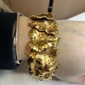 VTG Gold Leaf motif Design Bracelet 7 inches